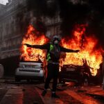Los «chalecos amarillos» siembran el caos en París / Efe