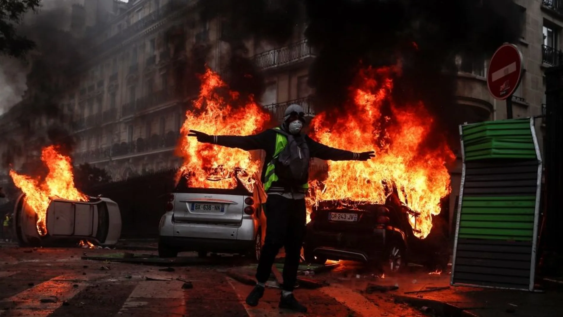 Los «chalecos amarillos» siembran el caos en París / Efe