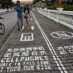 En algunas ciudades de China han tenido que abrir incluso un carril solo para «smombies» para evitar accidentes