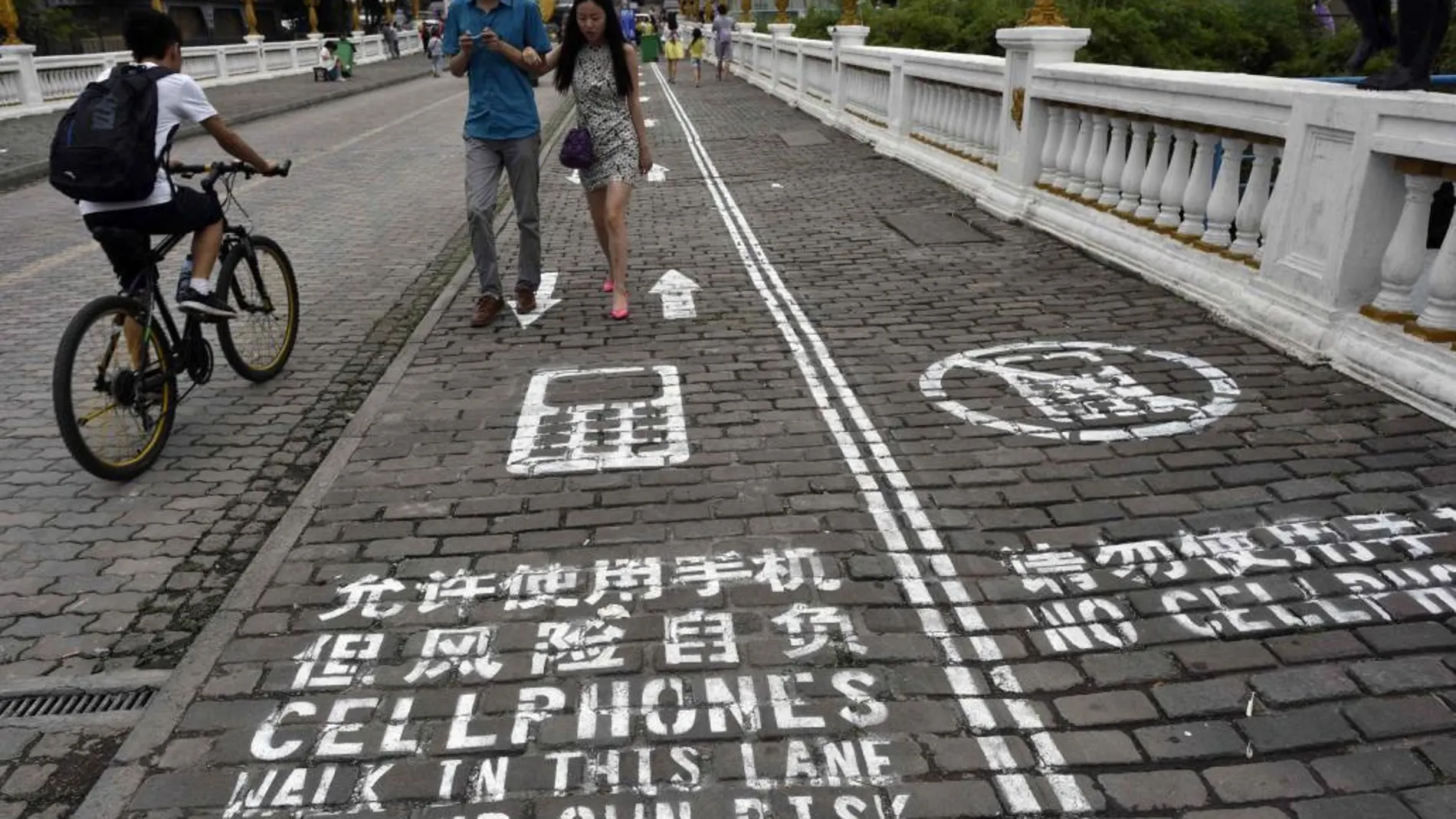 En algunas ciudades de China han tenido que abrir incluso un carril solo para «smombies» para evitar accidentes