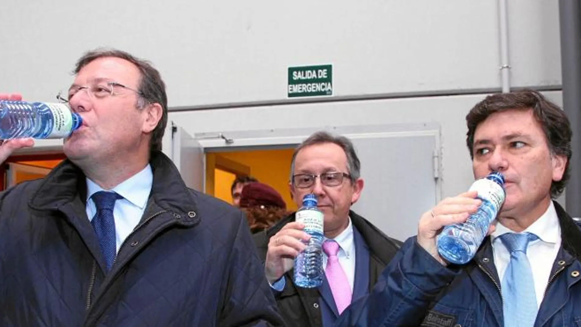 El consejero Antonio Silván prueba agua tratado en la depuradora de Cuéllar. Junto a él, el presidente de la Diputación, Francisco Vázquez, y Fco. Javier López Escobar