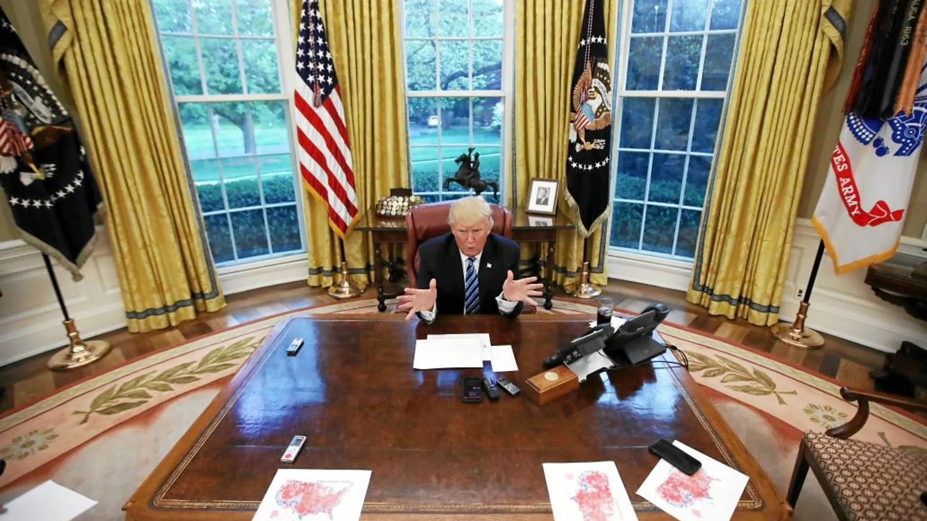 El presidente Donald Trump, sentado ante su mesa en el Despacho Oval, durante la entrevista