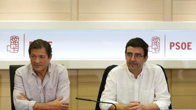 El presidente de la Comisión Gestora del PSOE, Javier Fernández, y el portavoz Mario Jiménez