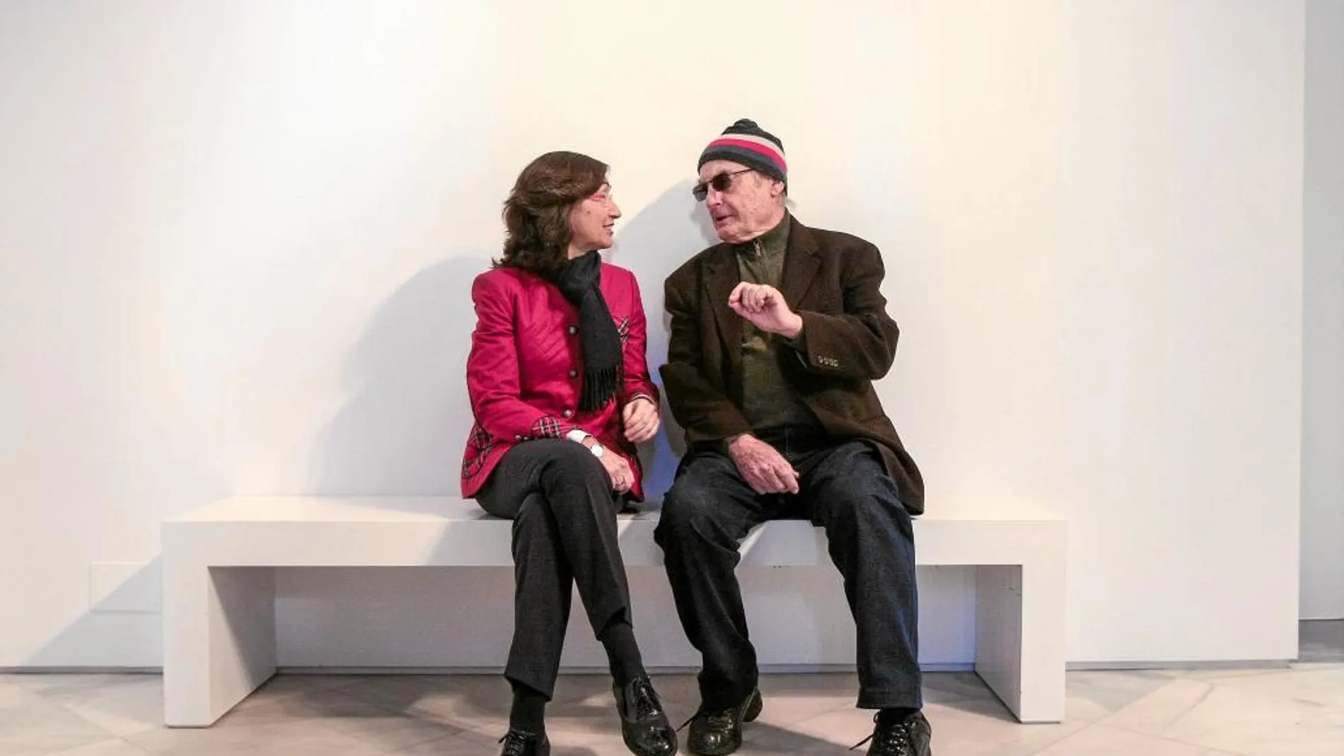 La consejera de Cultura, Rosa Aguilar, y el artista Luis Gordillo, ayer en el Centro Andaluz de Arte Contemporáneo
