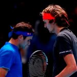 El alemán Alexander Zverev y el suizo Roger Federer en la final de las Nitto ATP Finals en Londres / Reuters