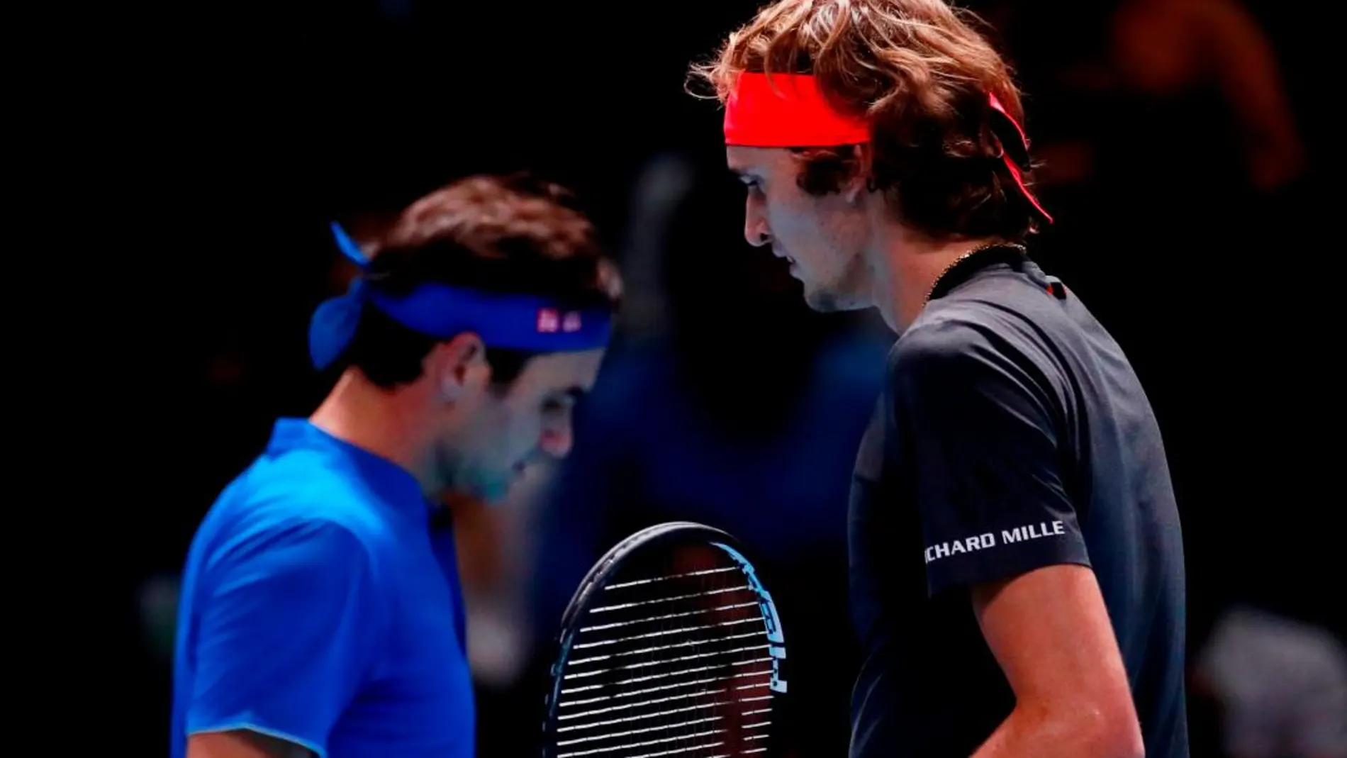 El alemán Alexander Zverev y el suizo Roger Federer en la final de las Nitto ATP Finals en Londres / Reuters