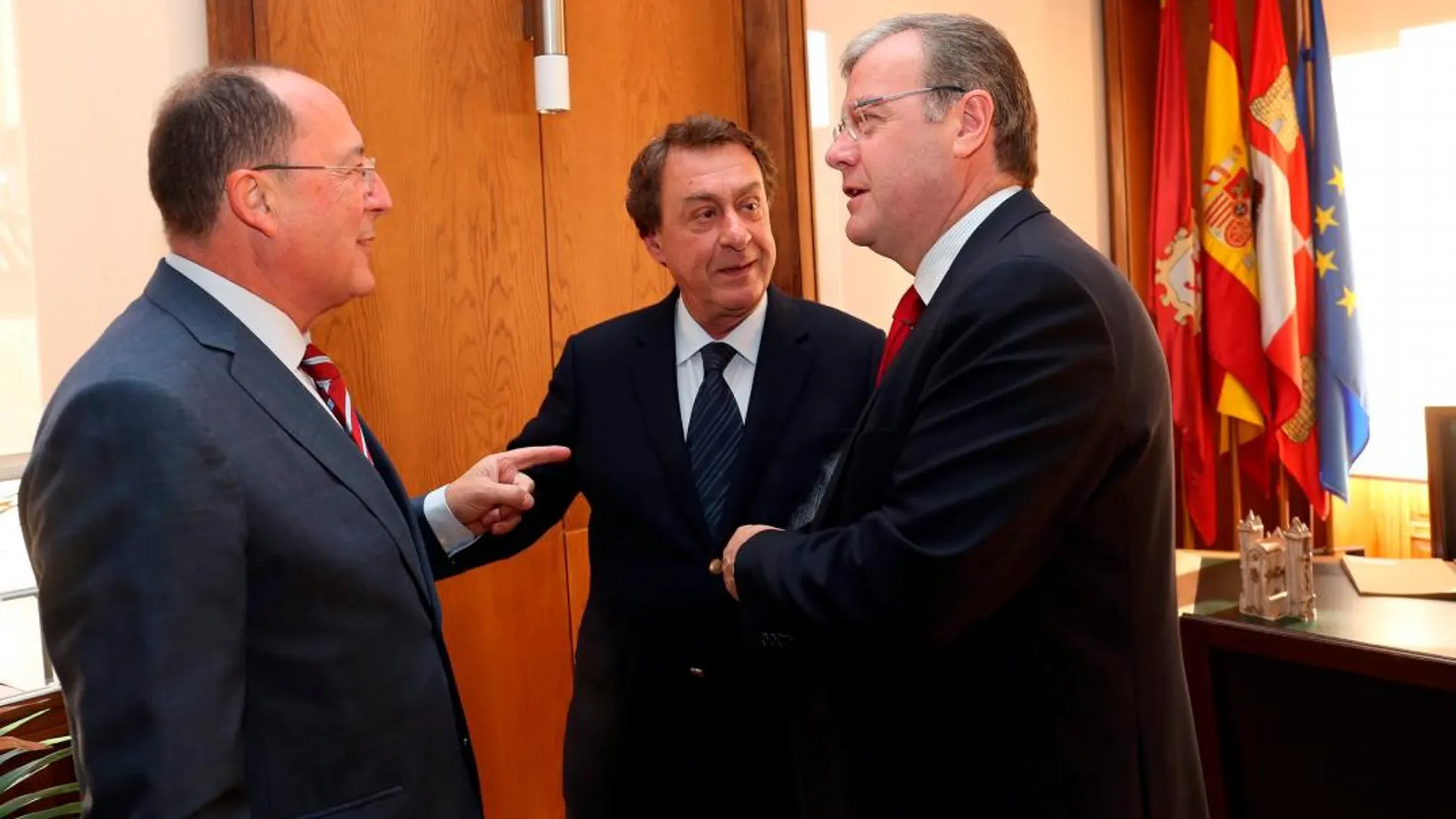 Antonio Silván junto a Carlos Moro y Javier García Prieto durante la reunión en la que se gestó este encuentro