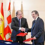 El presidente de la Junta de Castilla y León, Juan Vicente Herrera, durante la firma del acuerdo de colaboración con el responsable de Telefónica en España, Luis Miguel Gilpérez