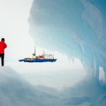 Un grupo de exploradores sobre el hielo de la Antártida