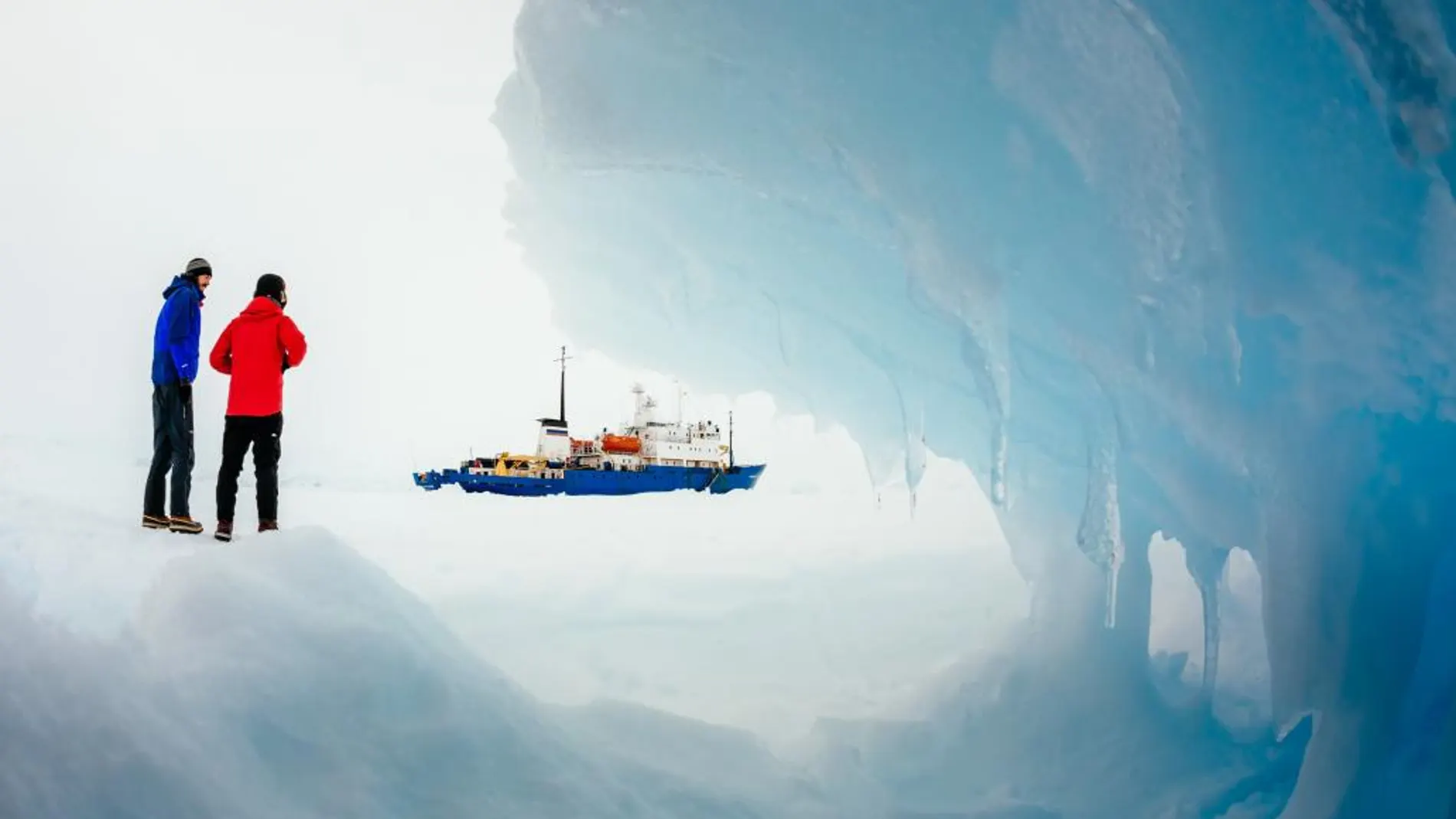 Un grupo de exploradores sobre el hielo de la Antártida