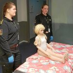 Las muñecas se envían embaladas en discretas cajas de cartón que además contienen juegos de ropa interior infantil para poder vestirlas como si fueran humanas.