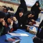 Una mujer ejerce su derecho al voto en Teherán