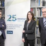 De izda. a dcha., Joaquín Maudos, Pilar Chorén, directora gerente del IVIE, y Francisco Pérez