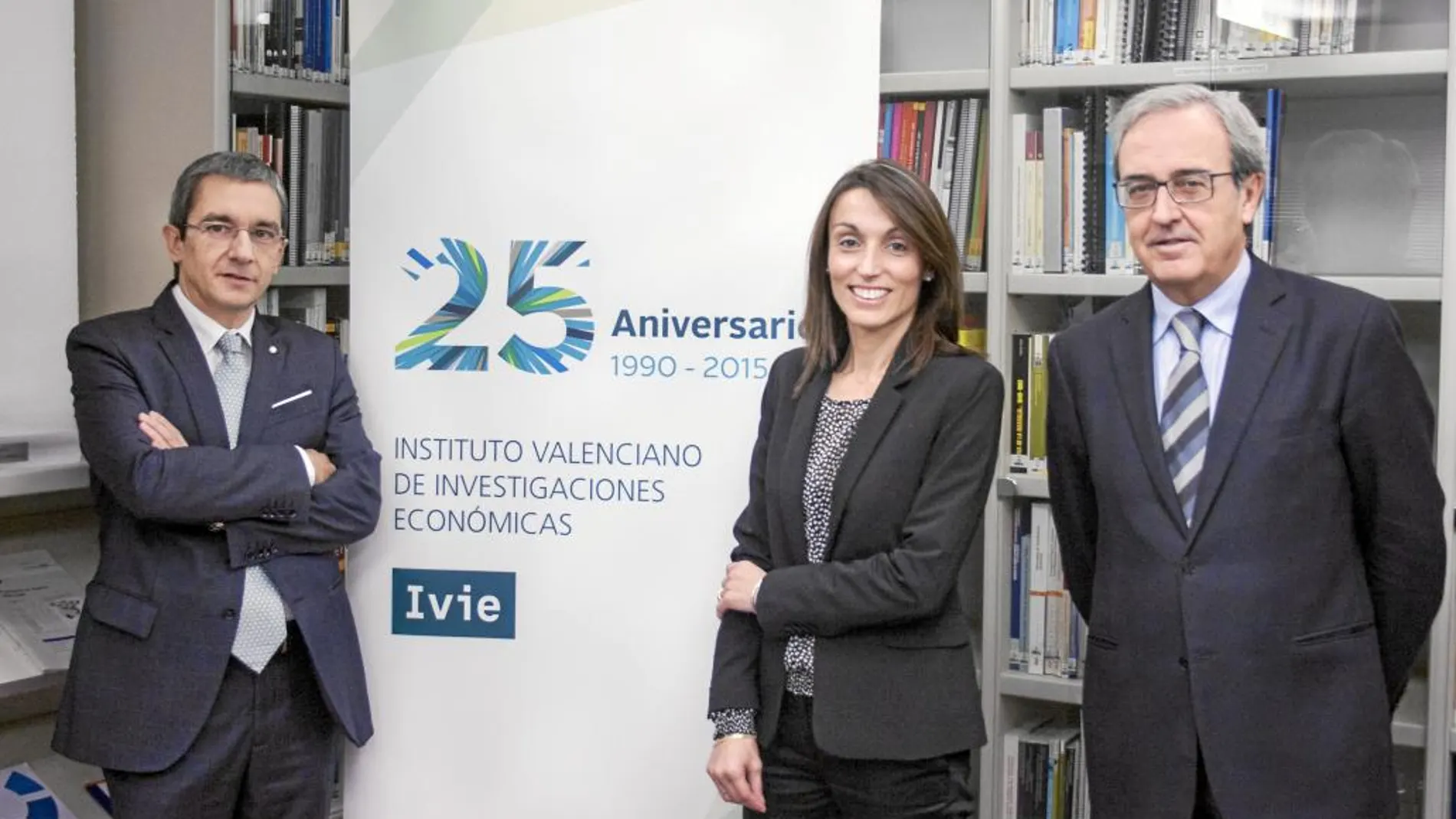 De izda. a dcha., Joaquín Maudos, Pilar Chorén, directora gerente del IVIE, y Francisco Pérez