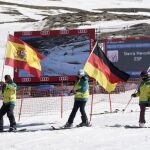Banderas de España, Alemania y Nueva Zelanda durante el acto de clausura de los Mundiales de Sierra Nevada 2017