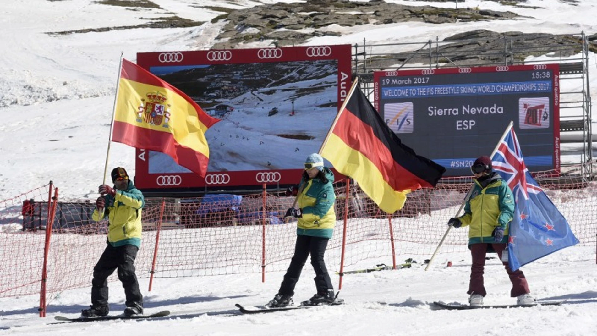 Banderas de España, Alemania y Nueva Zelanda durante el acto de clausura de los Mundiales de Sierra Nevada 2017