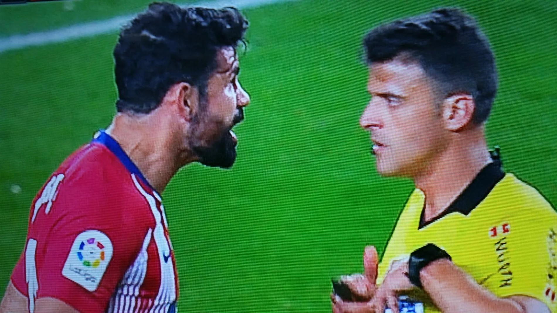 Diego Costa protesta al árbitro