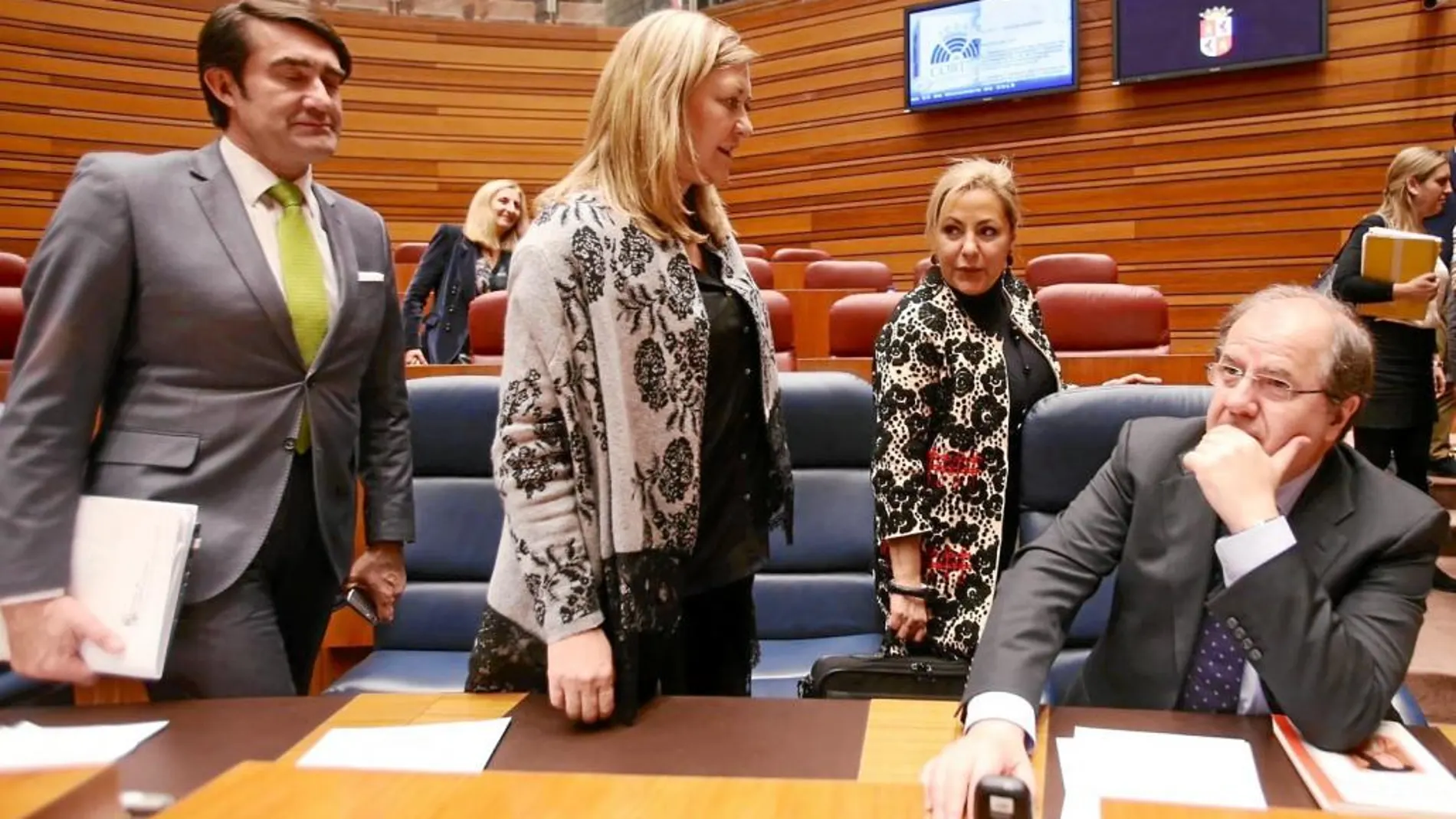 A la izquierda, un pensativo presidente Juan Vicente Herrera tras aprobarse los Presupuestos, junto a la vicepresidenta, Rosa Valdeón, Pilar del Olmo y Juan Carlos Suárez Quiñones.
