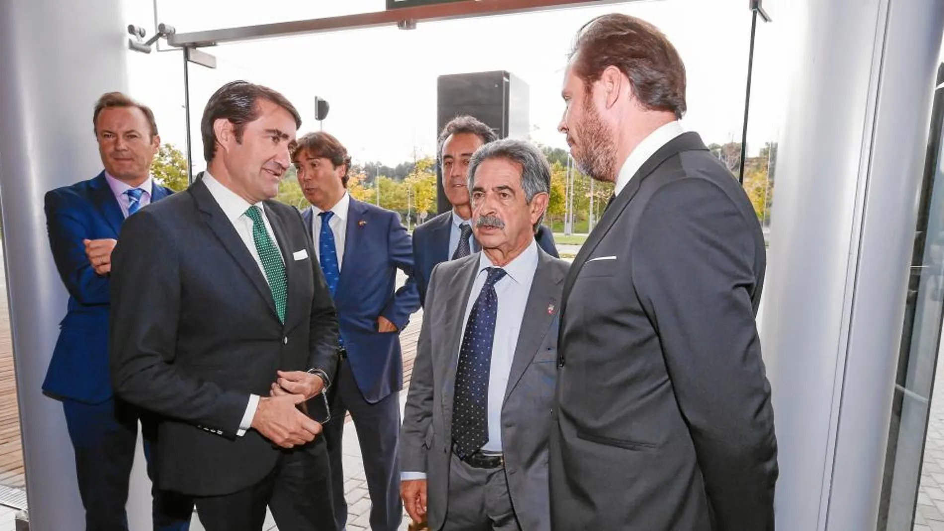 Juan Carlos Suárez-Quiñones charla con Miguel Ángel Revilla y Óscar Puente, en Valladolid