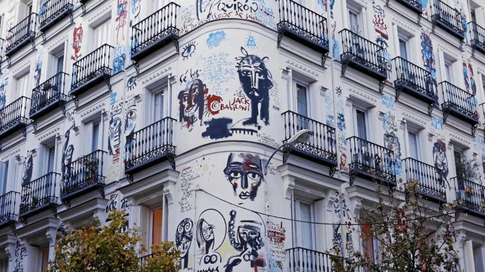 68 frescos. La obra de Jack Babiloni estaba destinada a desaparecer, ya que se hizo después de una rehabilitación integral del edificio.