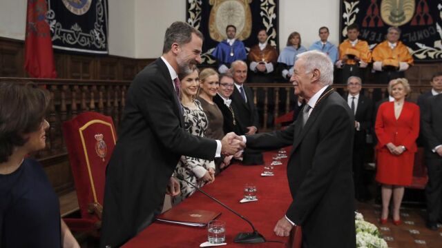 Eduardo Mendoza (d), recibe el Premio Cervantes de manos de Felipe VI, en presencia de Doña Letizia, Soraya Sáenz de Santamaría, y Cristina Cifuentes