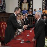 Eduardo Mendoza (d), recibe el Premio Cervantes de manos de Felipe VI, en presencia de Doña Letizia, Soraya Sáenz de Santamaría, y Cristina Cifuentes