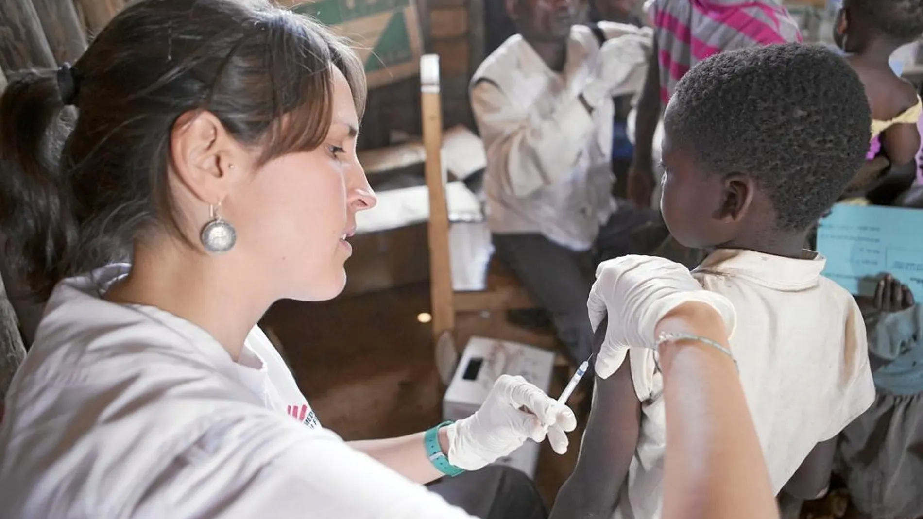 En muchos países el personal cualificado para poner vacunas es escaso