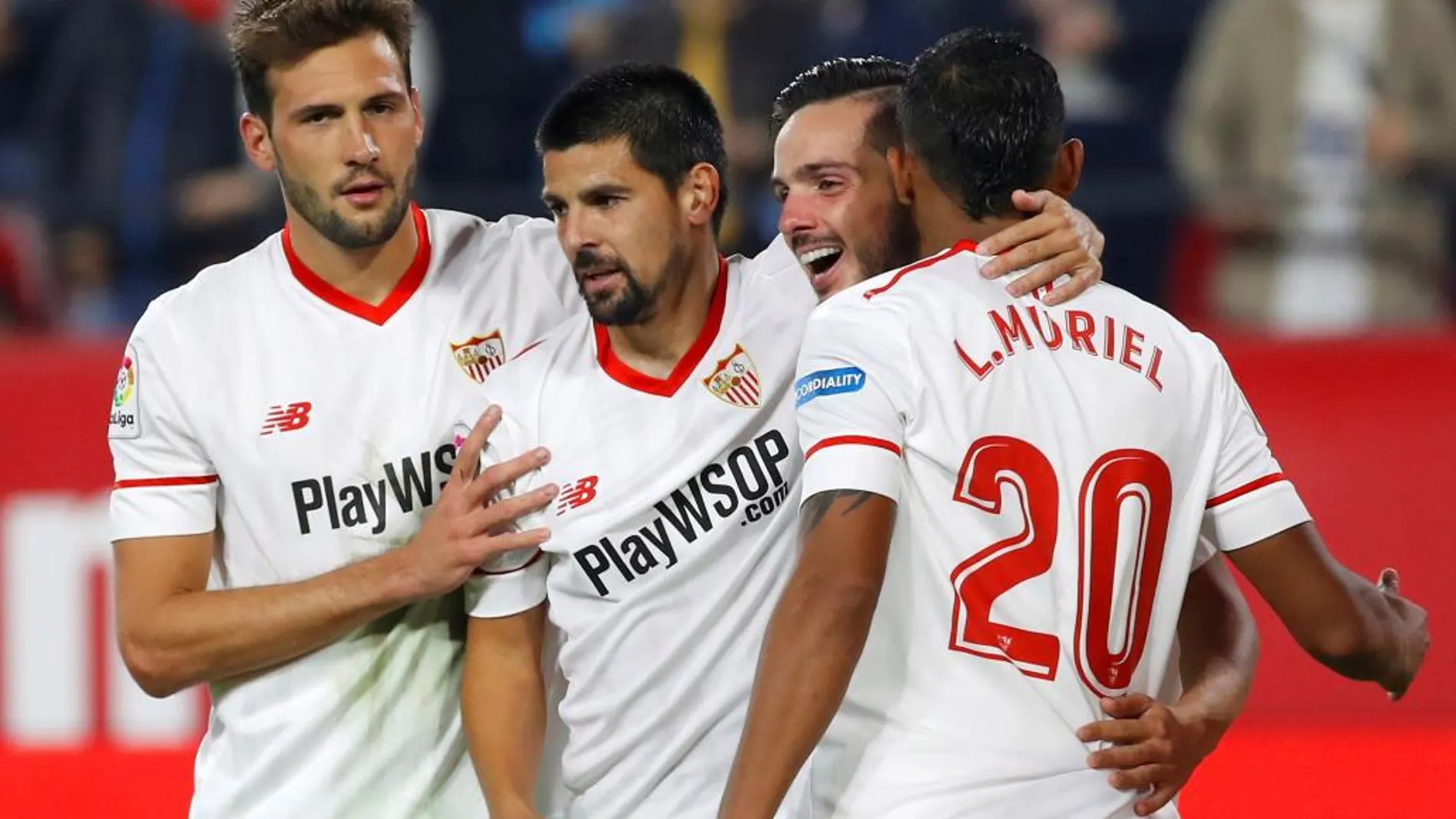 Los jugadores del Sevilla felicitan a Manuel Agudo "Nolito"tras marcar el segundo gol ante el Celta