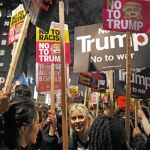 Imagen de la manifestación celebrada ayer en Londres. Un millón y medio de firmas piden que Trump no visite el Reino Unido