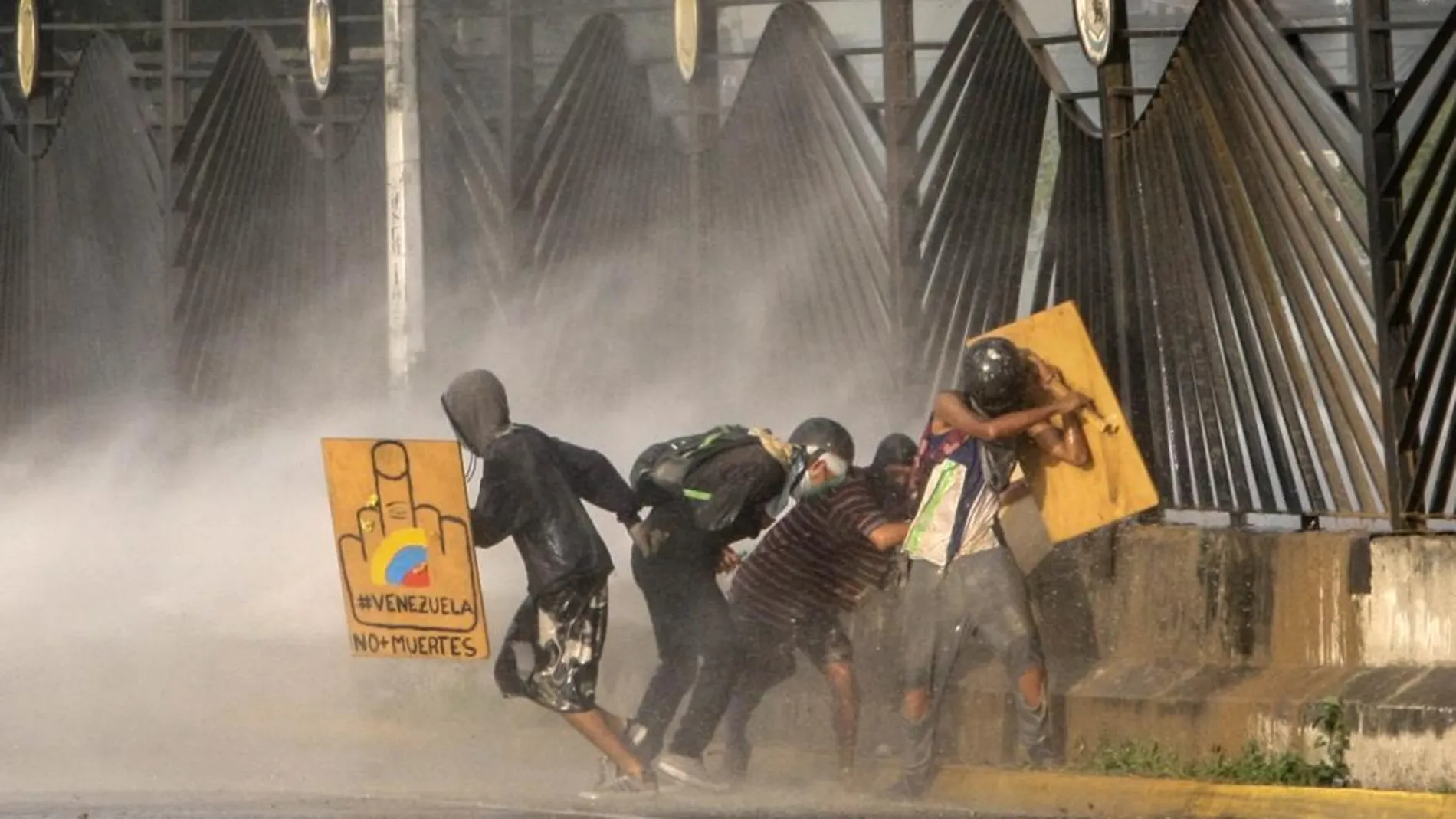 Manifestantes se enfrentan a la Policía durante una protesta en Caracas