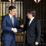 Pedro Sánchez saluda a Carles Puigdemont a su llegada al Palau de la Generalitat