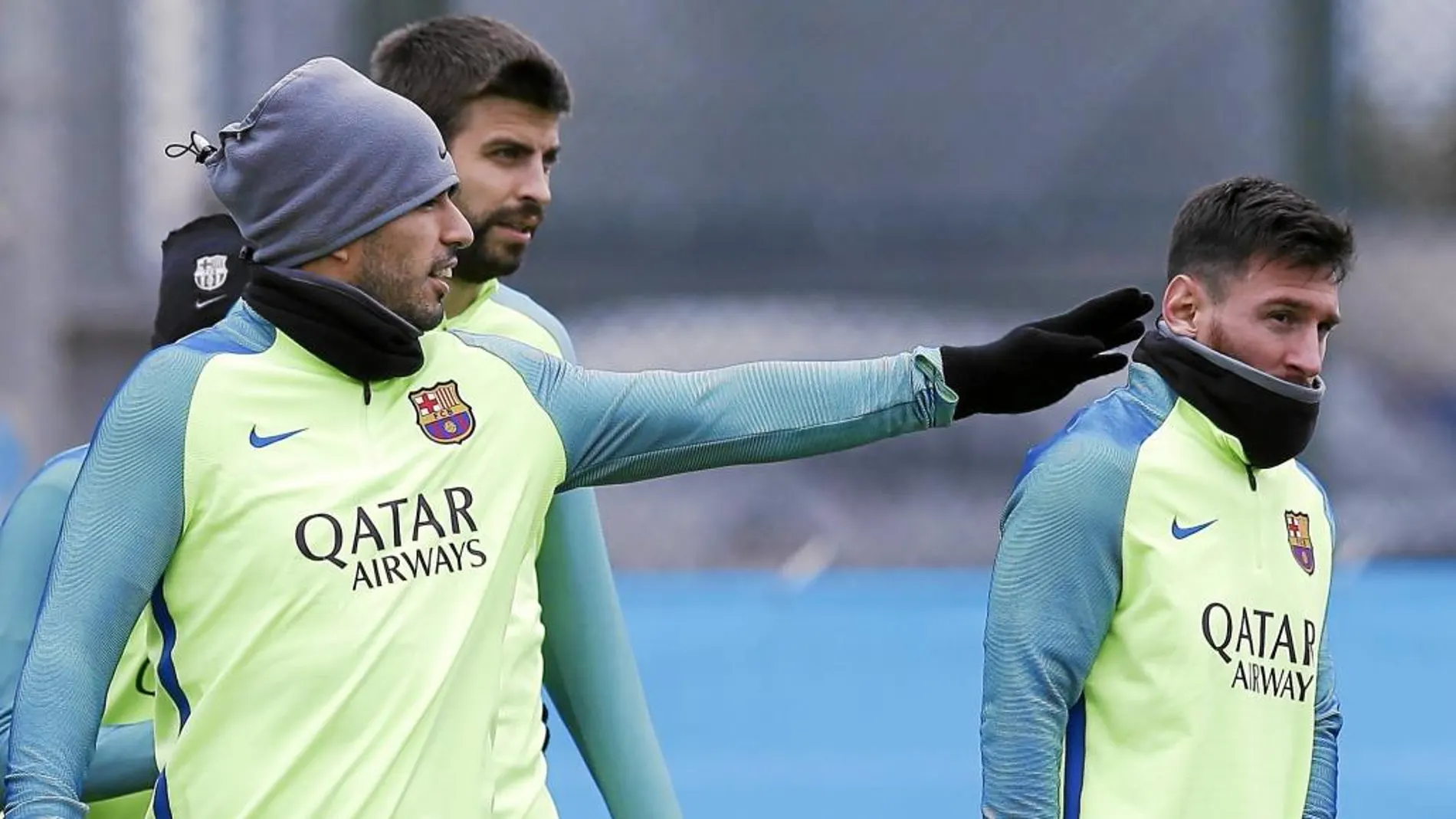 Luis Suárez, Messi y Piqué se lo pasaron en grande, ayer, en el entreno. Se respira buen ambiente en el seno de la plantilla azulgrana