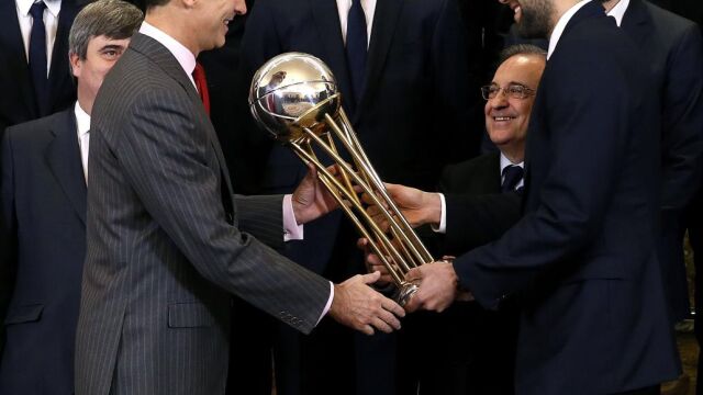 El Rey recibe de manos del capitán del Real Madrid de baloncesto, Felipe Reyes, el trofeo de la Copa del Rey