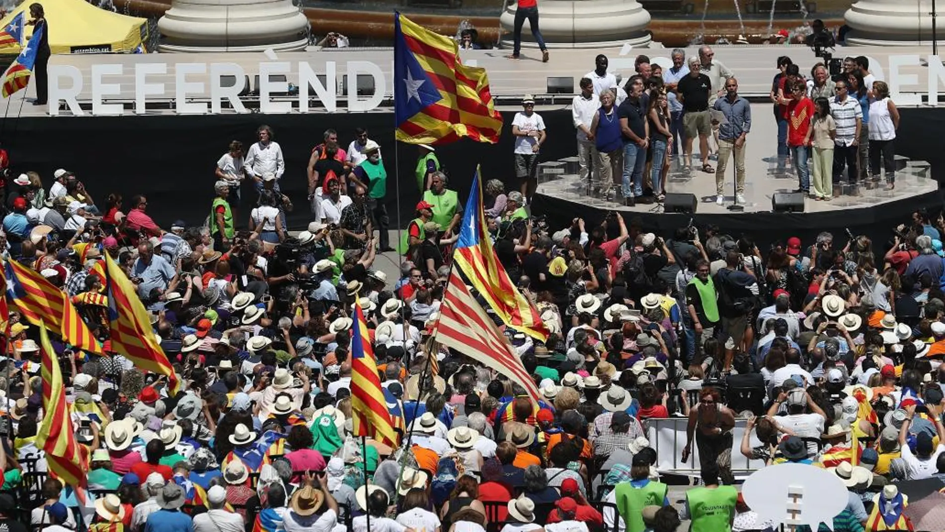 Unas 30.000 personas, según la Guardia Urbana de Barcelona, han acudido hoy al acto convocado por las entidades soberanistas en Montjuïc