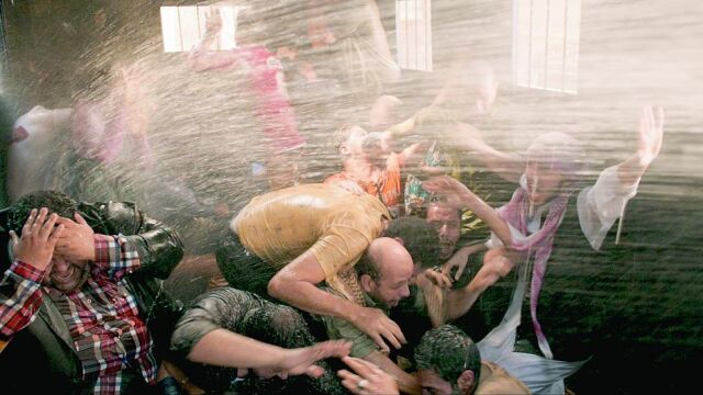 Represión brutal. Los manifestantes, todos dentro de un furgón policial, son rociados con agua