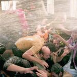 Represión brutal. Los manifestantes, todos dentro de un furgón policial, son rociados con agua