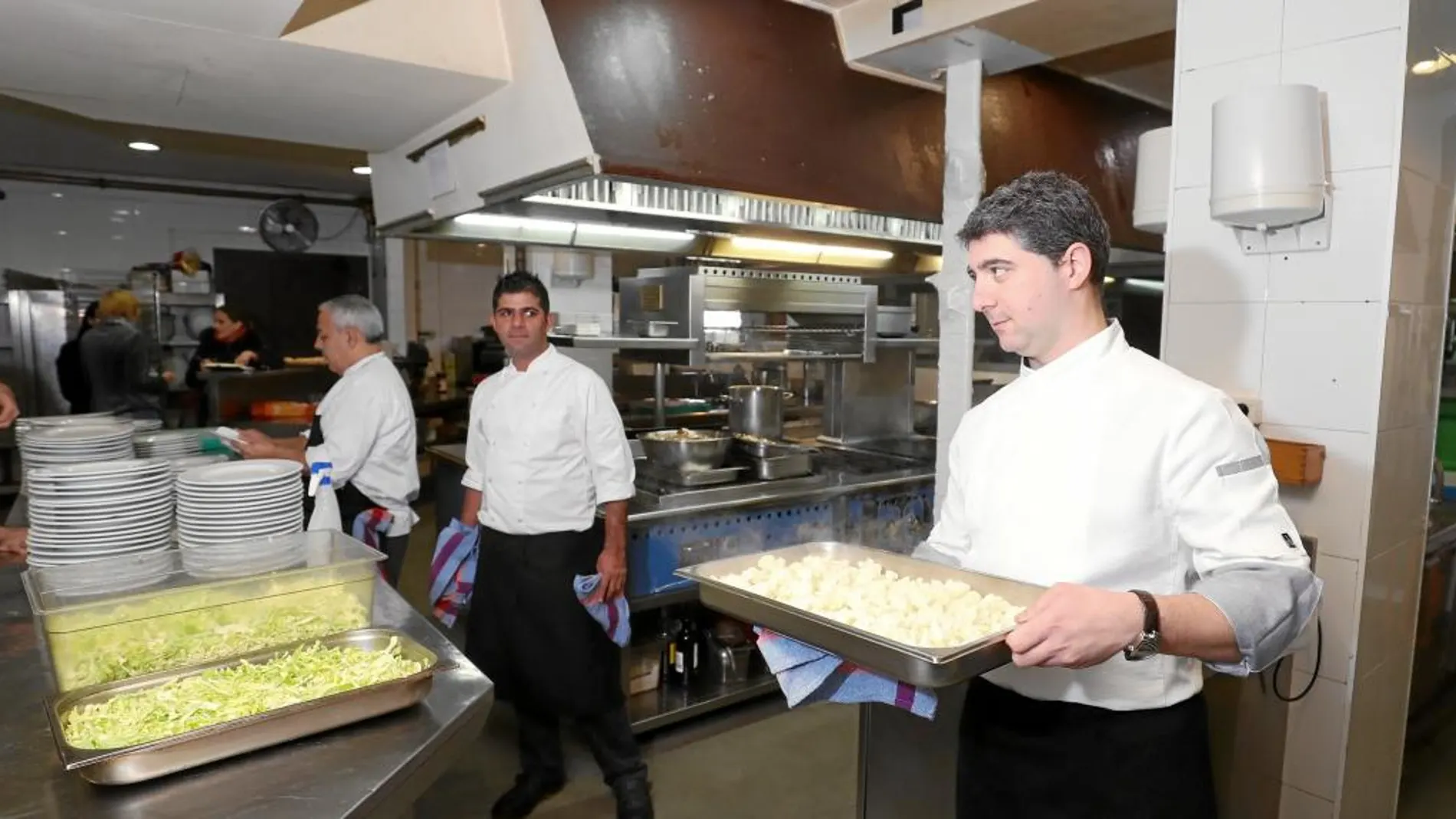 La cocina prioriza la materia prima de calidad y de temporada para una cuidada presentación.