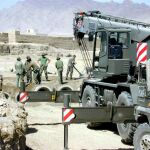 Imagen de archivo de militares españoles trabajando en la reconstrucción del Puente de Charki en Kabul, como parte de las labores humanitarias que han desarrollado en Afganistán para reparar los daños de la guerra