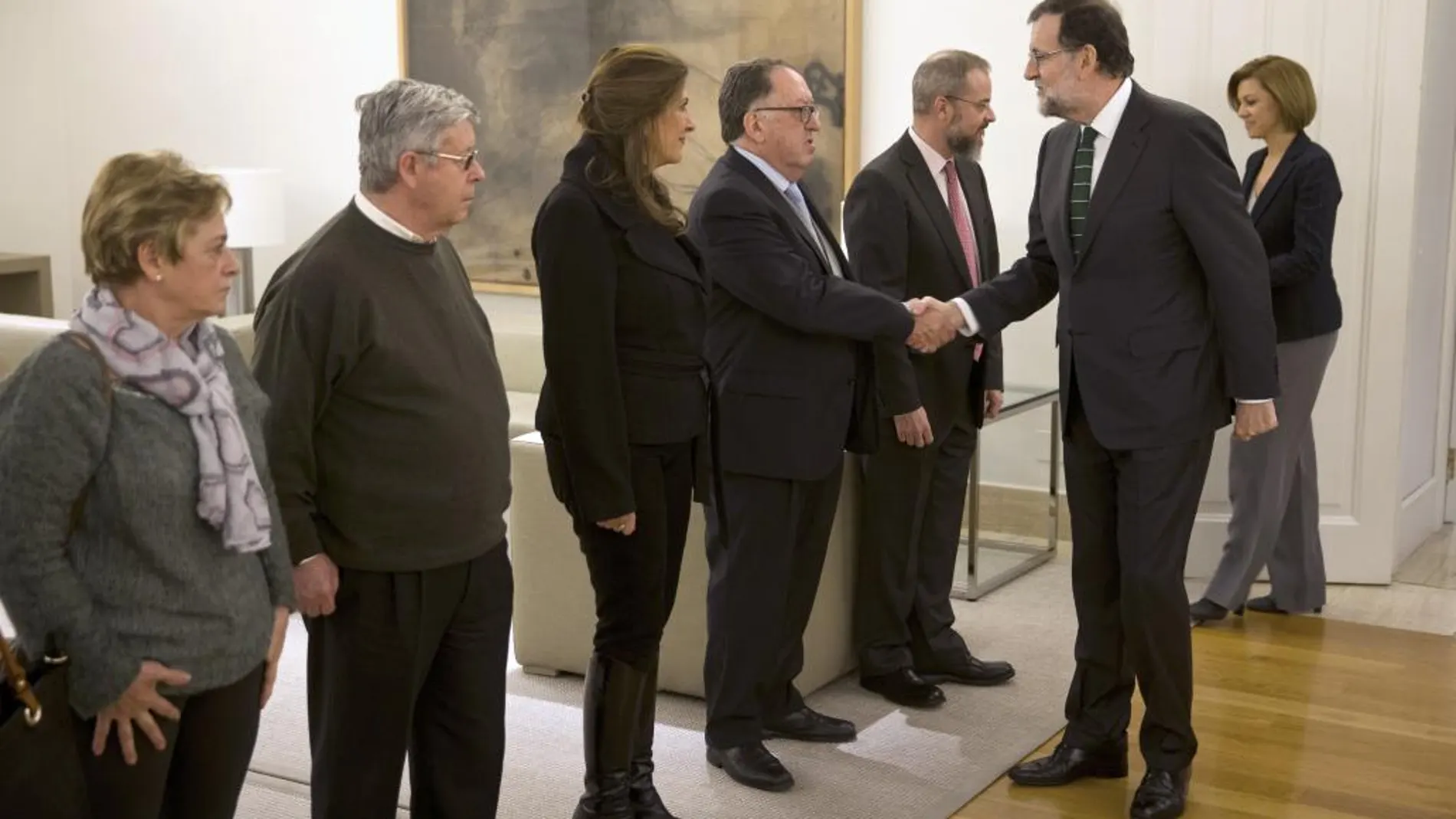 Mariano Rajoy y Maria Dolores de Cospedal saludan a los representantes de la Asociación de Víctimas del Yak-42,
