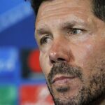 El entrenador argentino del Atlético de Madrid Diego Simeone durante la rueda de prensa que protagoniza hoy en el estadio Vicente Calderón