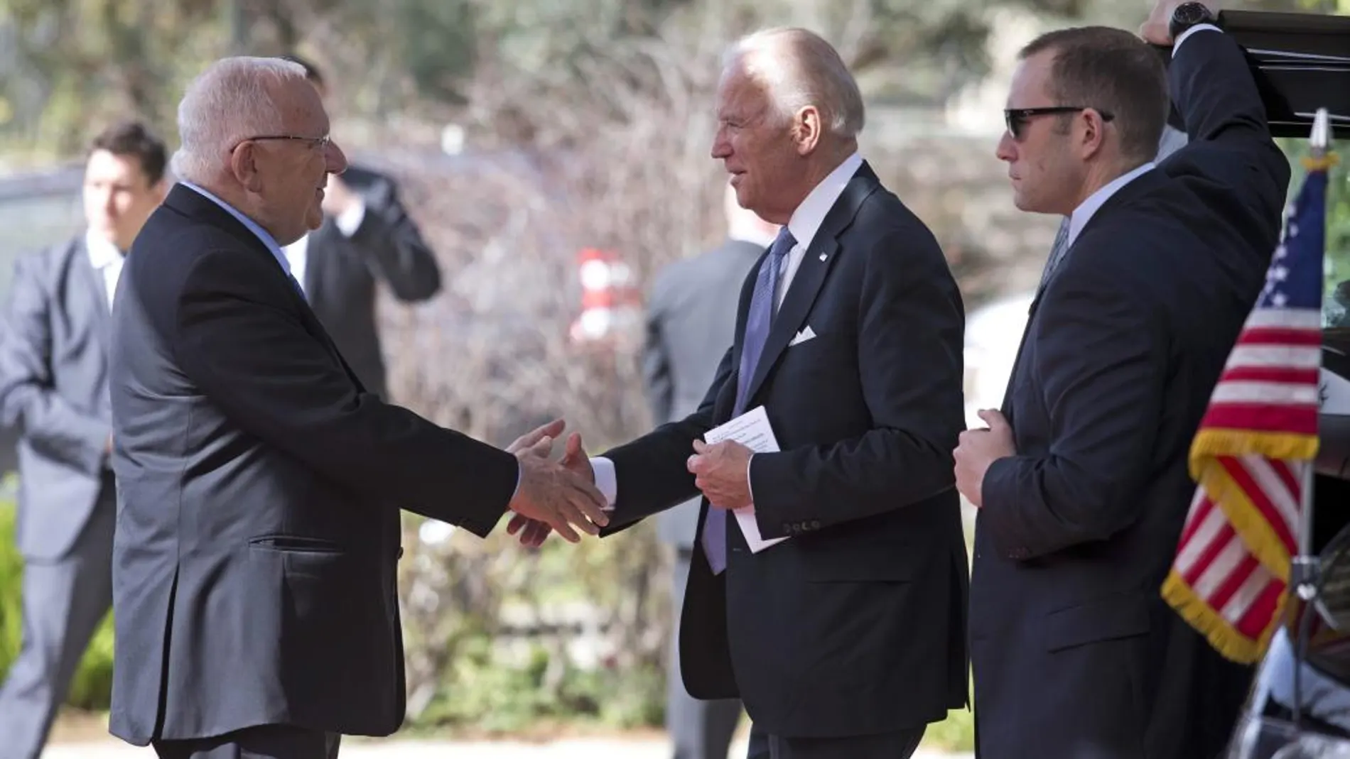 El presidente israelí, Reuven Rivlin (d), recibe al vicepresidente de EEUU, Joe Biden, a su llegada a la residencia presidencial en Jerusalén (Israel)