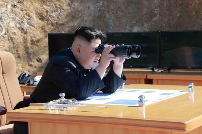 El líder norcoreano, Kim Jong Un, observa el lanzamiento del misisl.