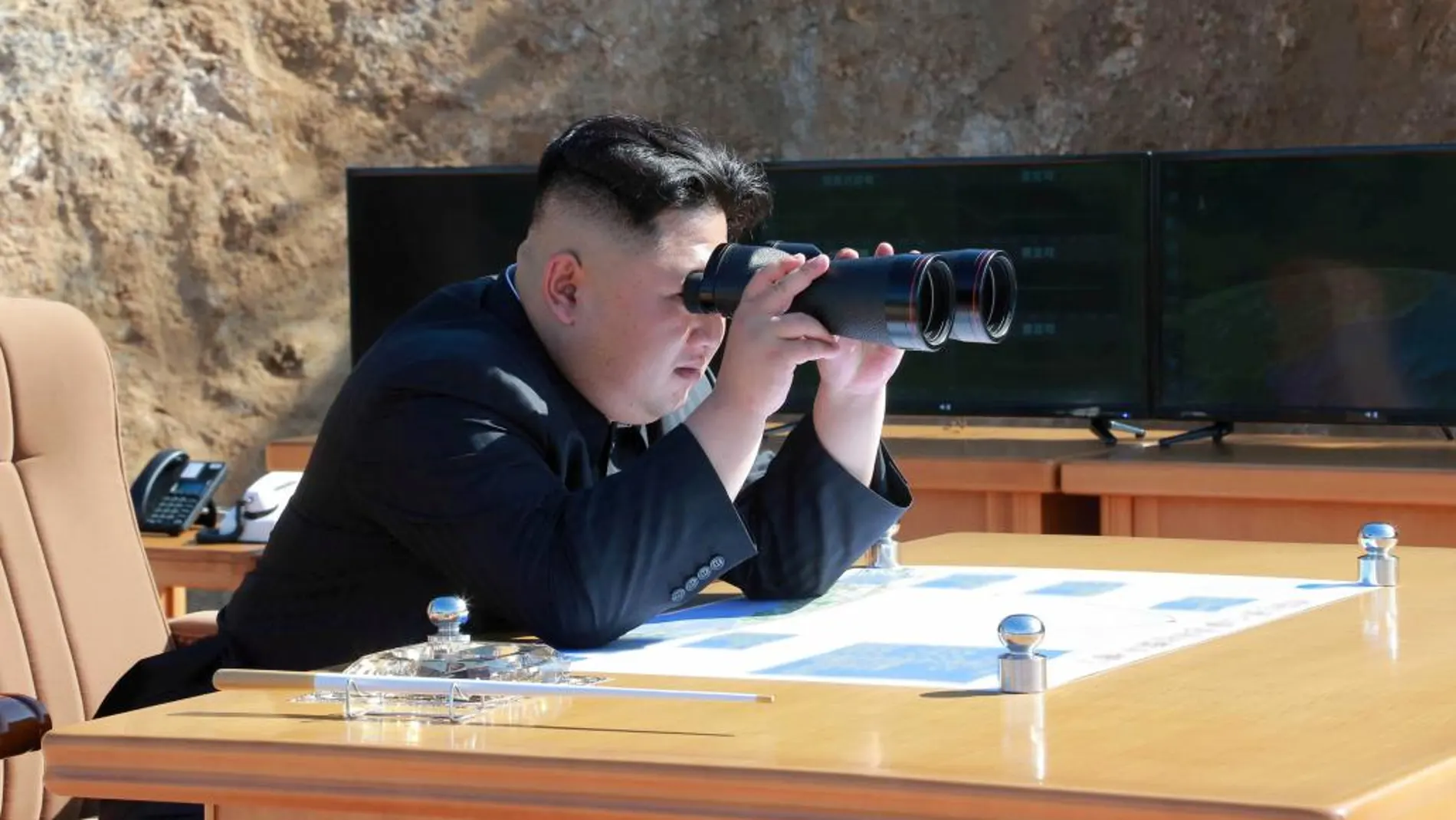 El líder norcoreano, Kim Jong Un, observa el lanzamiento del misisl.