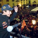 Marc Márquez en el balcón del Ayuntamiento de Cervera en 2010, cuando el piloto ganó la categoría de 125 cc. EFE/Laurent Sansen.