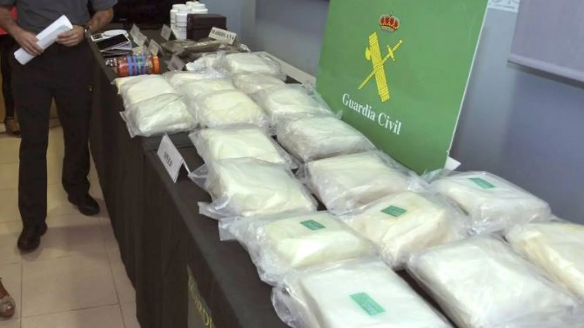 Los agentes han intervenido 54 kilos de "speed", 300 gramos de heroína, dos kilos de hachís, 10.000 euros en efectivo y dos vehículos.