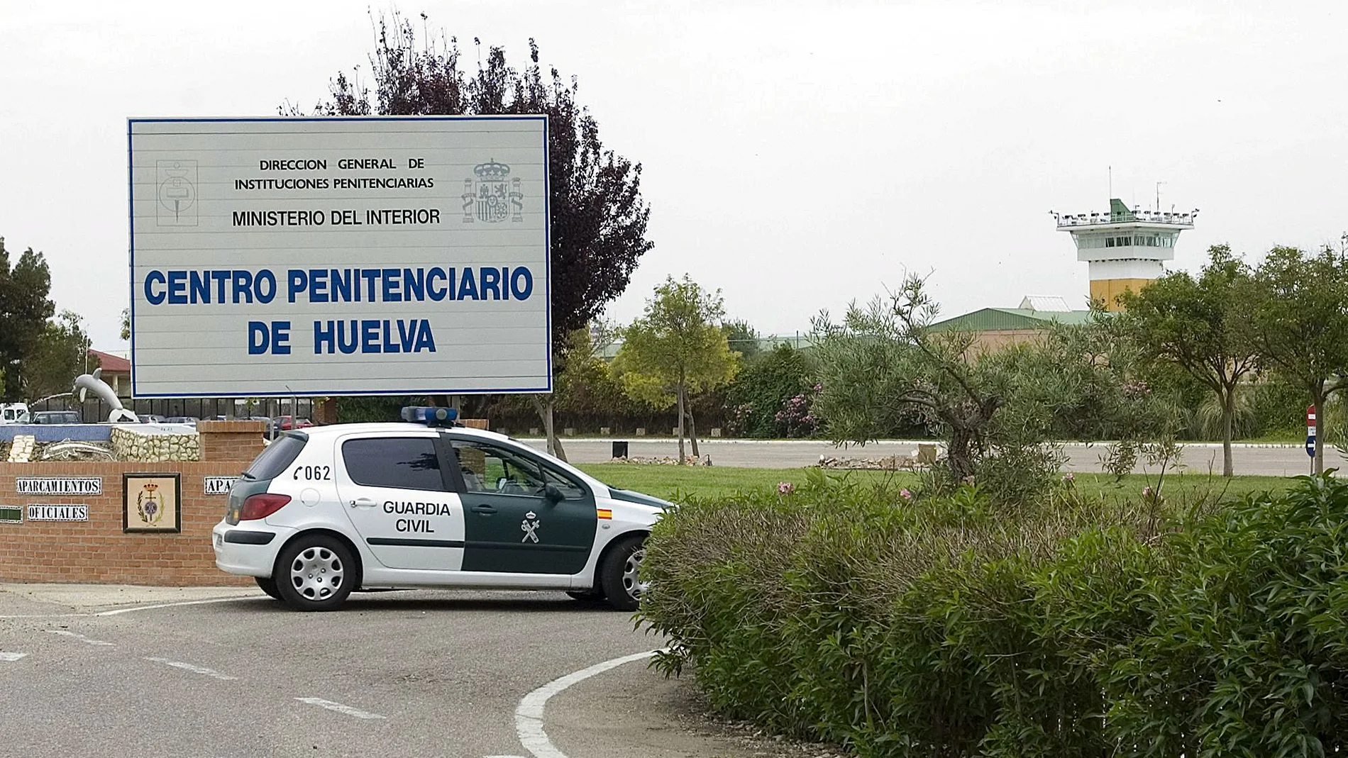 Un vehículo de la Guardia Civil junto a la entrada de la cárcel de Huelva/Foto: EFE/Iván Quintero