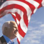 Con EE UU por bandera. El senador John McCain quedará para siempre asociado al patriotismo democrático, alejado del sectarismo y el populismo