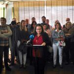 La diputada, que compareció ayer en Torremolinos, estuvo acompañada por críticos del partido