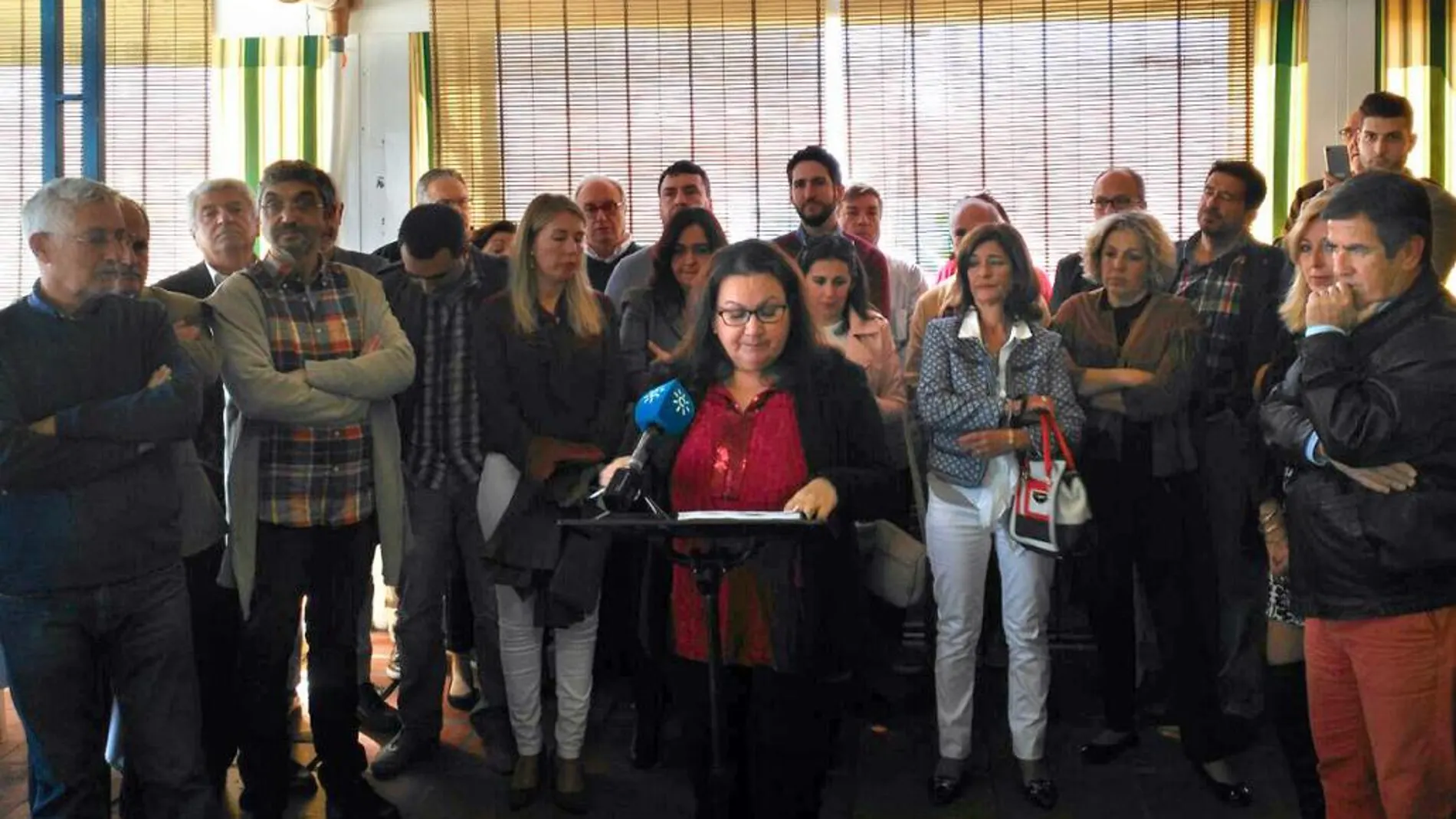 La diputada, que compareció ayer en Torremolinos, estuvo acompañada por críticos del partido