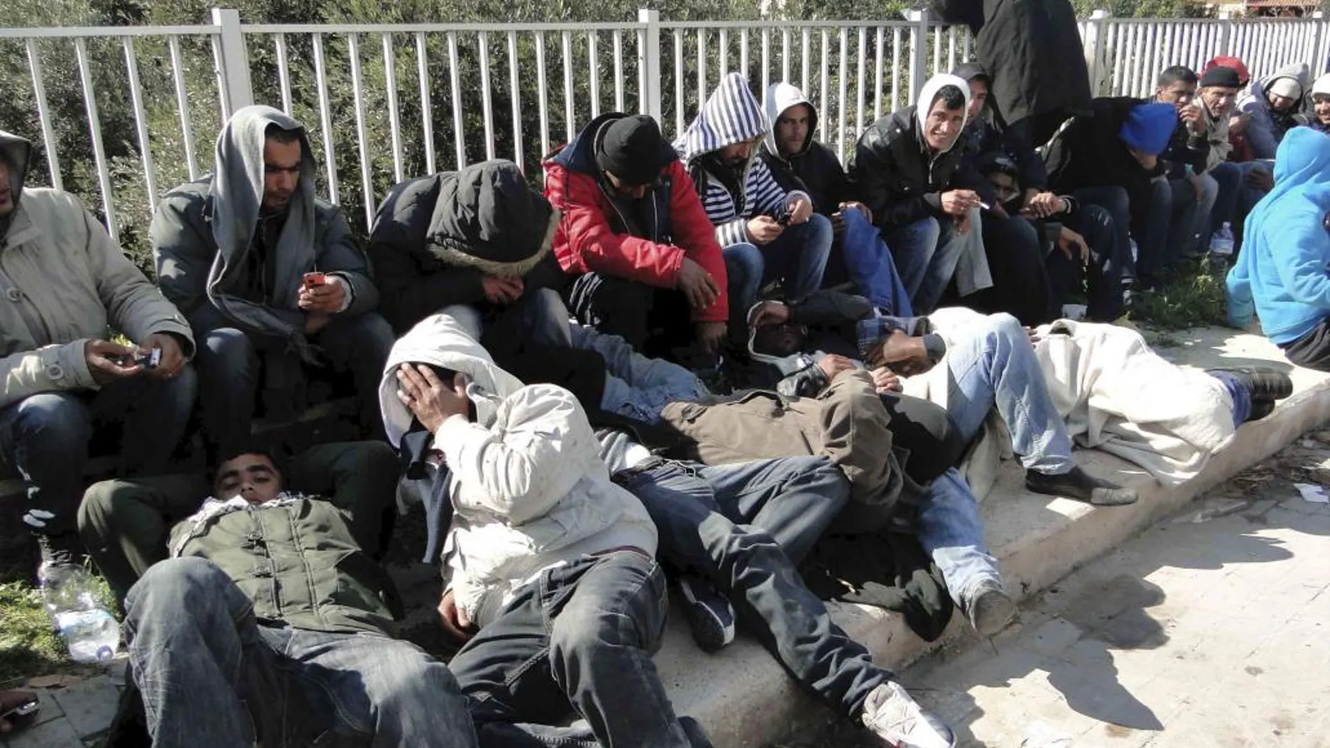 Inmigrantes tunecinos llegados a la isla de Lampedusa en 2011.